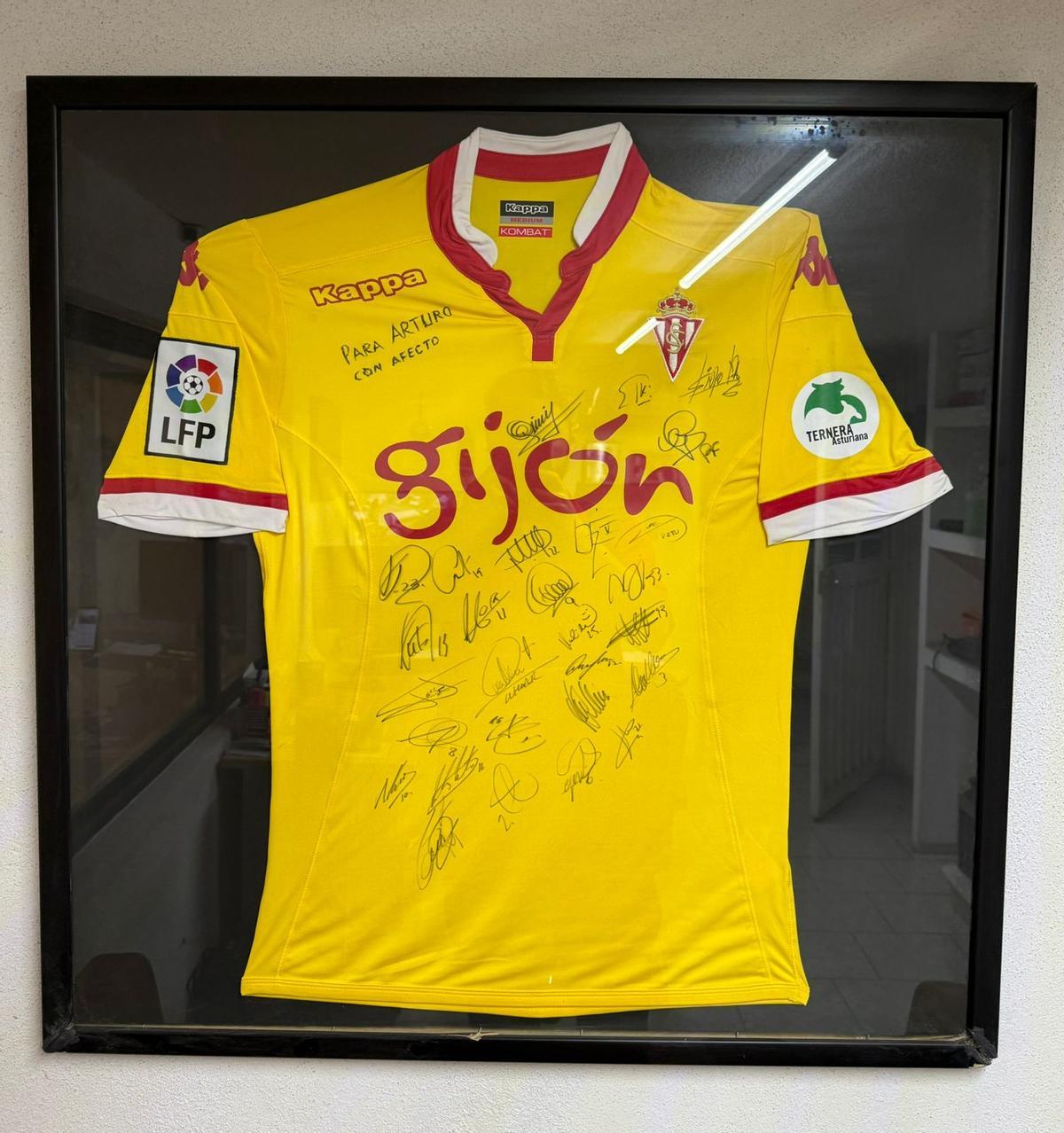 Una camiseta autografiada por los jugadores del Sporting que Arturo Rodríguez exhibe en su taller mexicano.