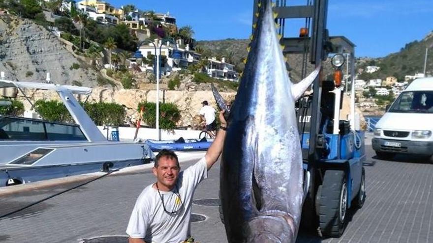 Uno de los pescadores con el atún.