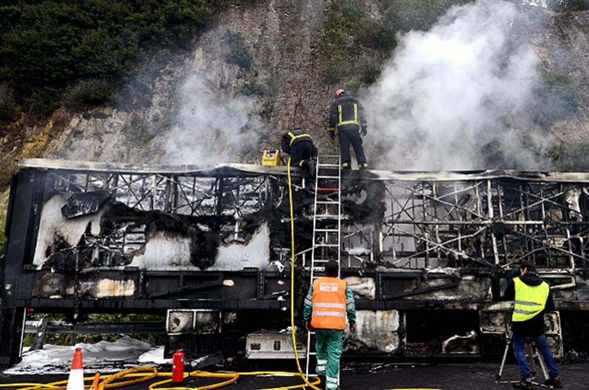 Els bombers fan tasques d’extinció al remolc de l’orquestra Atlanta, que transportava un escenari mòbil que ha quedat completament calcinat, a l’autovia A-52 direcció Vigo.