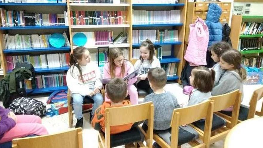 Niños que participaron ayer en el taller de lectura del Centro Cultural Manuel Lamazares de Rodeiro.