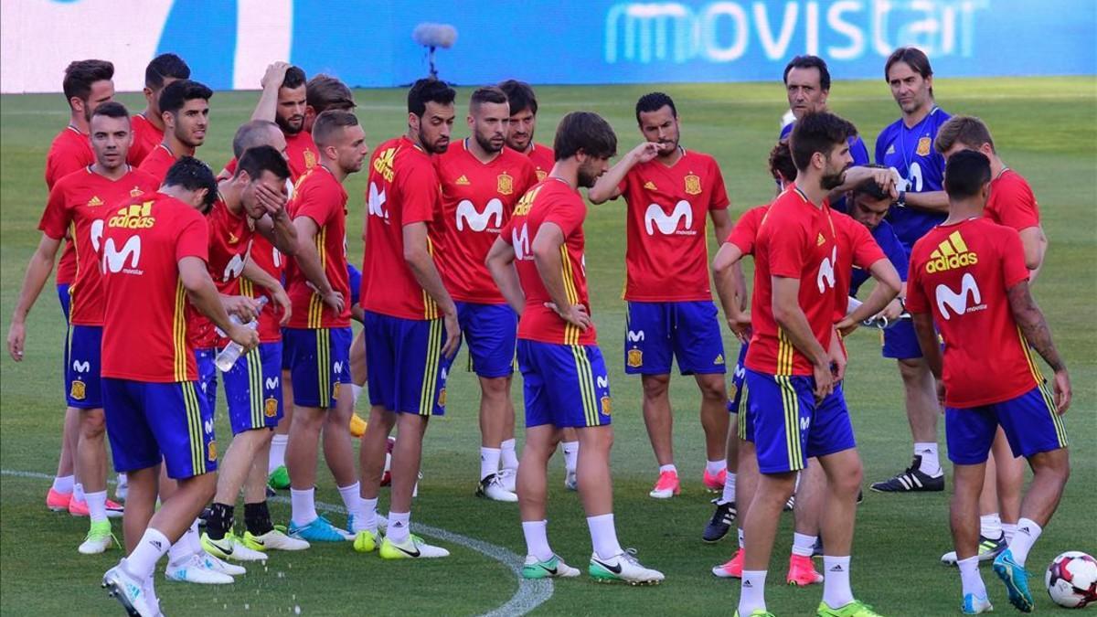 Julen Lopetegui, rodeado por sus jugadores en un entrenamiento de 'La Roja'