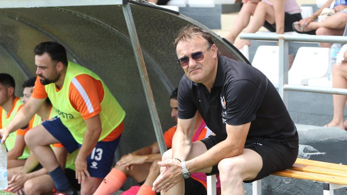 Mario Ormaechea, entrenador de la Penya Independent, en un encuentro de esta temporada con los'miquelers'.