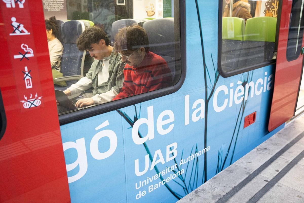 Los universitarios de la UAB que viven en el Baix Llobregat tardan cuatro horas en llegar y volver de clase