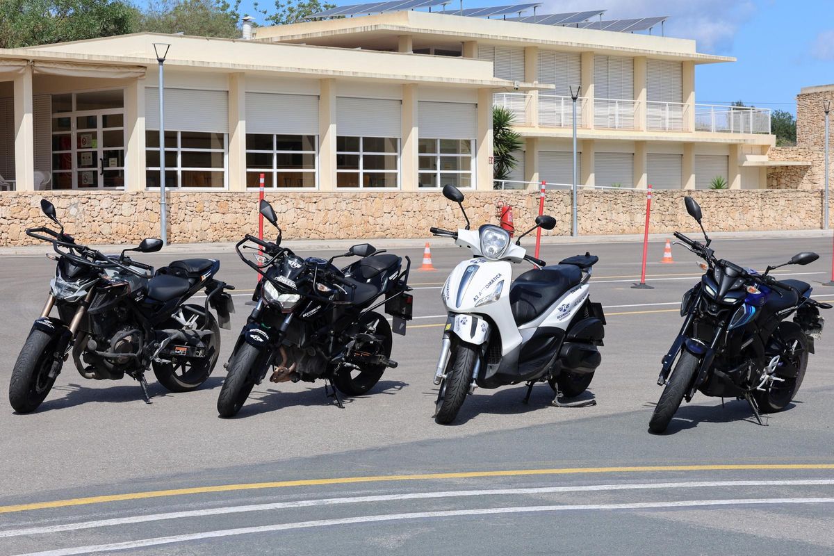 La flota de motocicletas de Autoescuela Residencial.