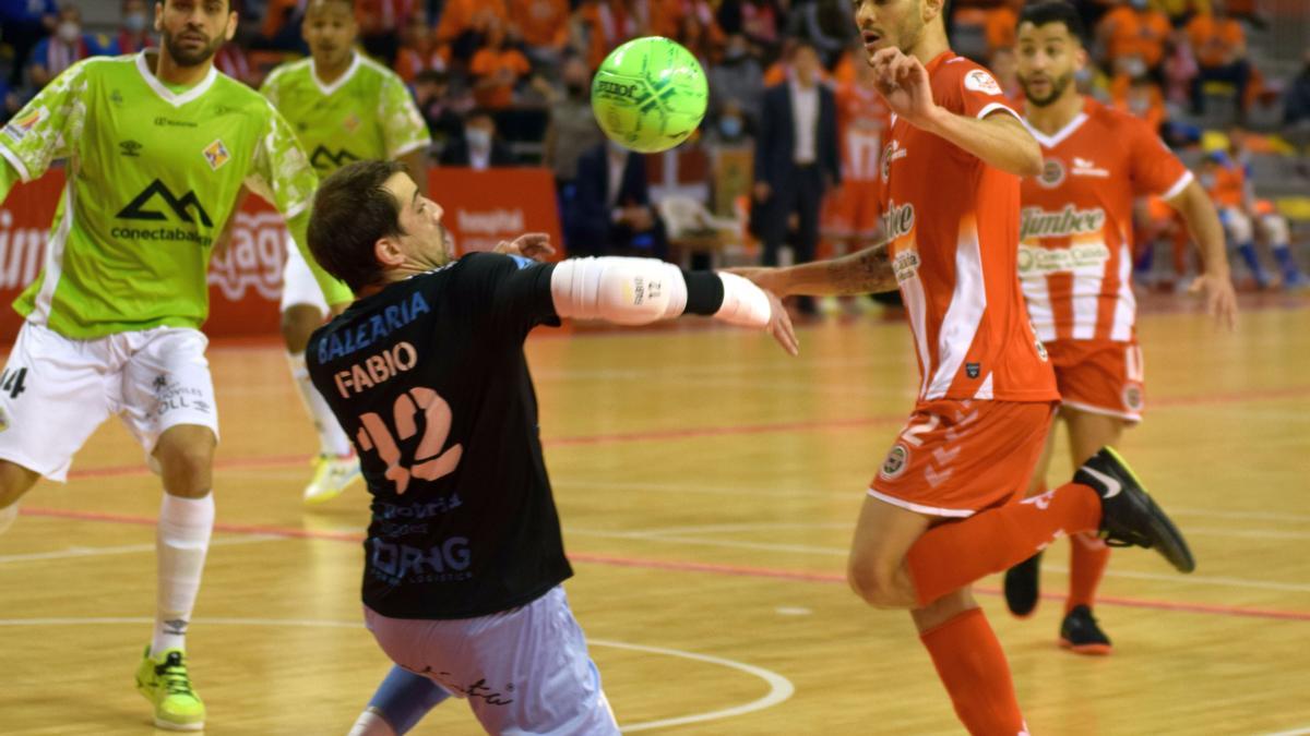 Fabio despeja el balón ante un jugador del Cartagena.