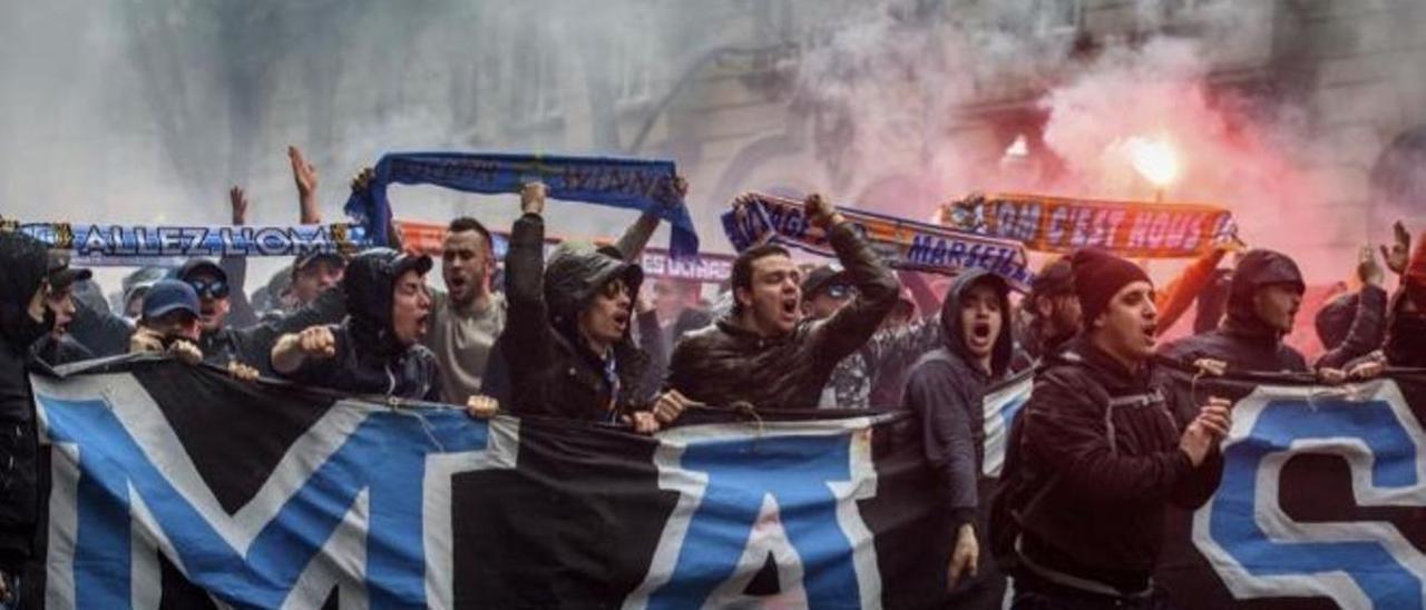 Ultras del Marsella en las calles de la ciudad.