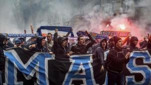 Ultras del Marsella en las calles de la ciudad.