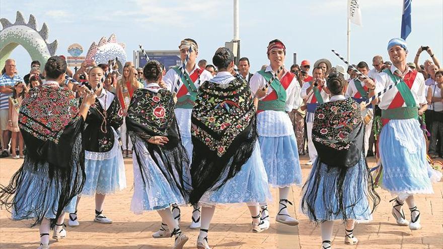 Peñíscola festeja el día de los ‘pueblos bonitos’ en el paseo