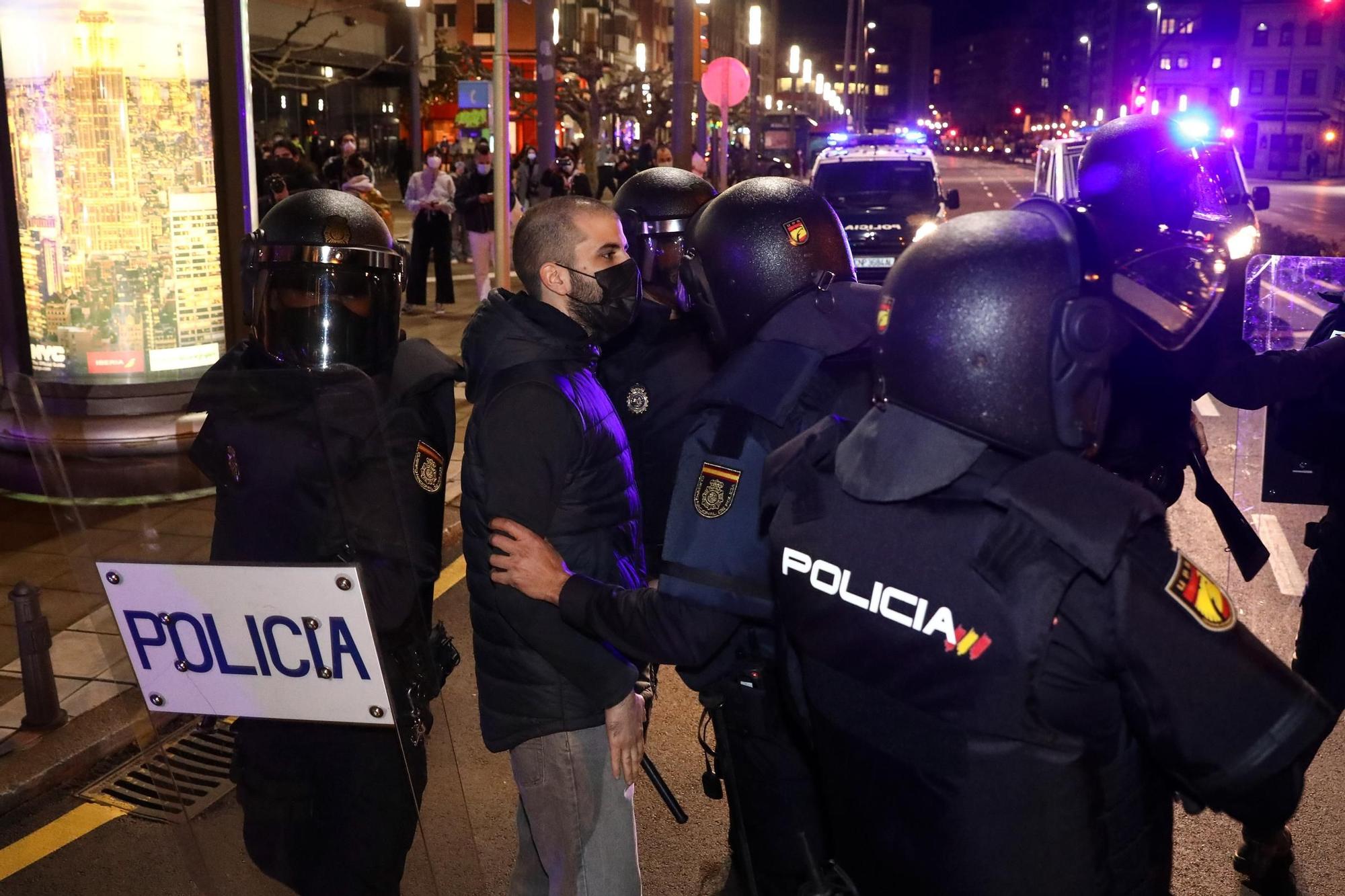 Tensa manifestación a favor de Pablo Hasél en Gijón