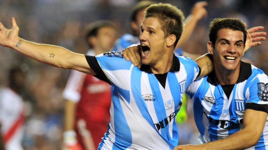 Zuculini celebra un gol con Racing de Avellaneda