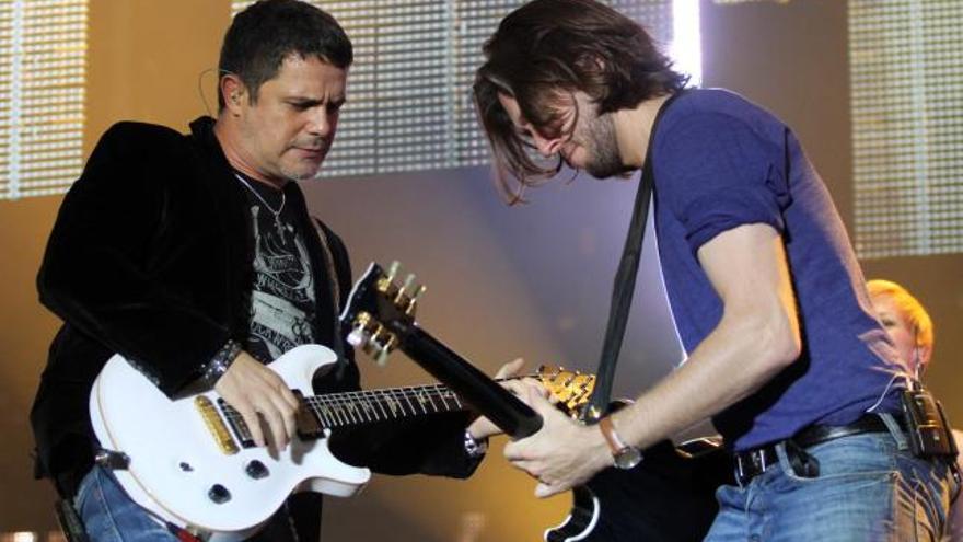 El cantante madrileño Alejandro Sanz (izq.) y su guitarrista ayer, durante su concierto en el recinto ferial de Vigo.  // Joel Martínez