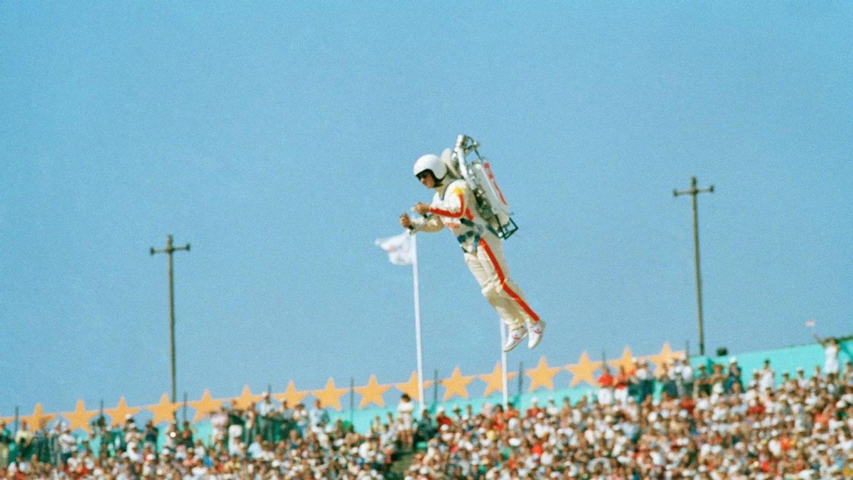 Bill Suitor, sobrevolant el Memorial Coliseum, el 28 de juliol del 1984
