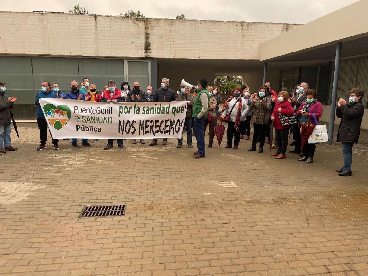 Los miembros de la Coordinadora por la Sanidad Pública, durante su protesta.