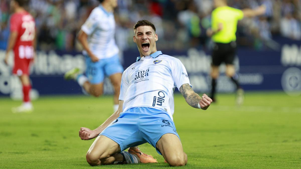 Roberto celebra su gol frente al Atleti B en La Rosaleda.