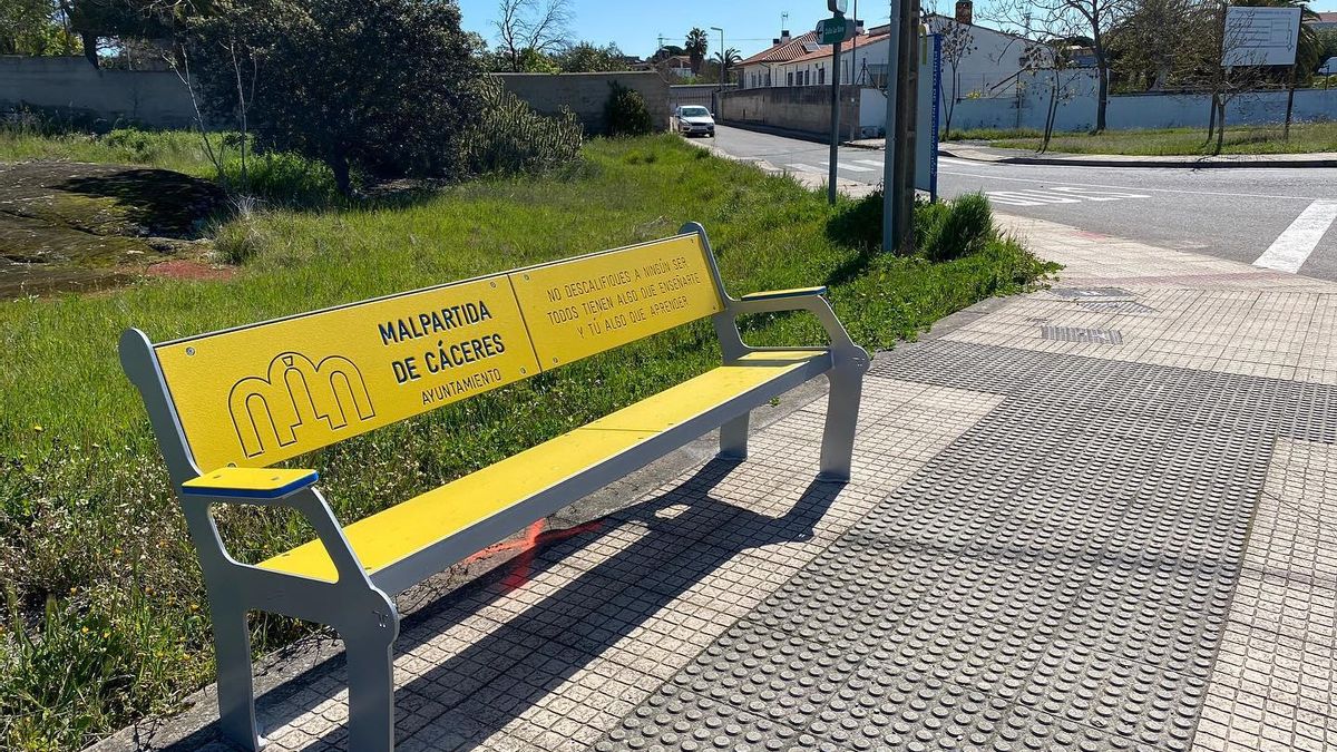 Bancos con mensaje en Malpartida de Cáceres.