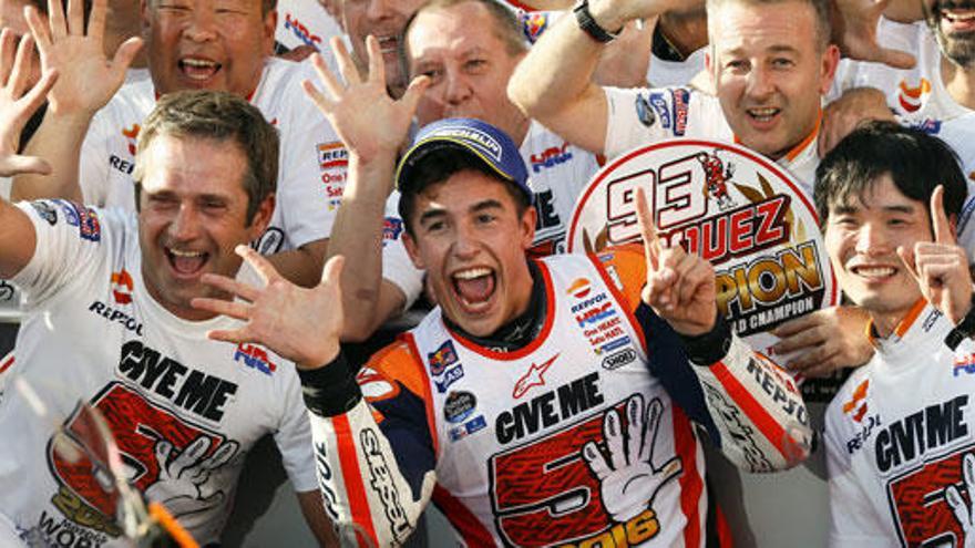 Marc Márquez celebra su título de campeón del mundo.