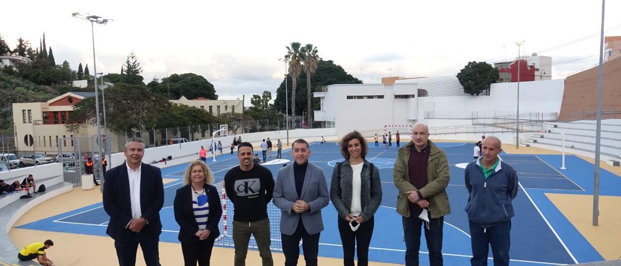 Autoridades y vecinos, en la presentación del renovado polideportivo de San Andrés.