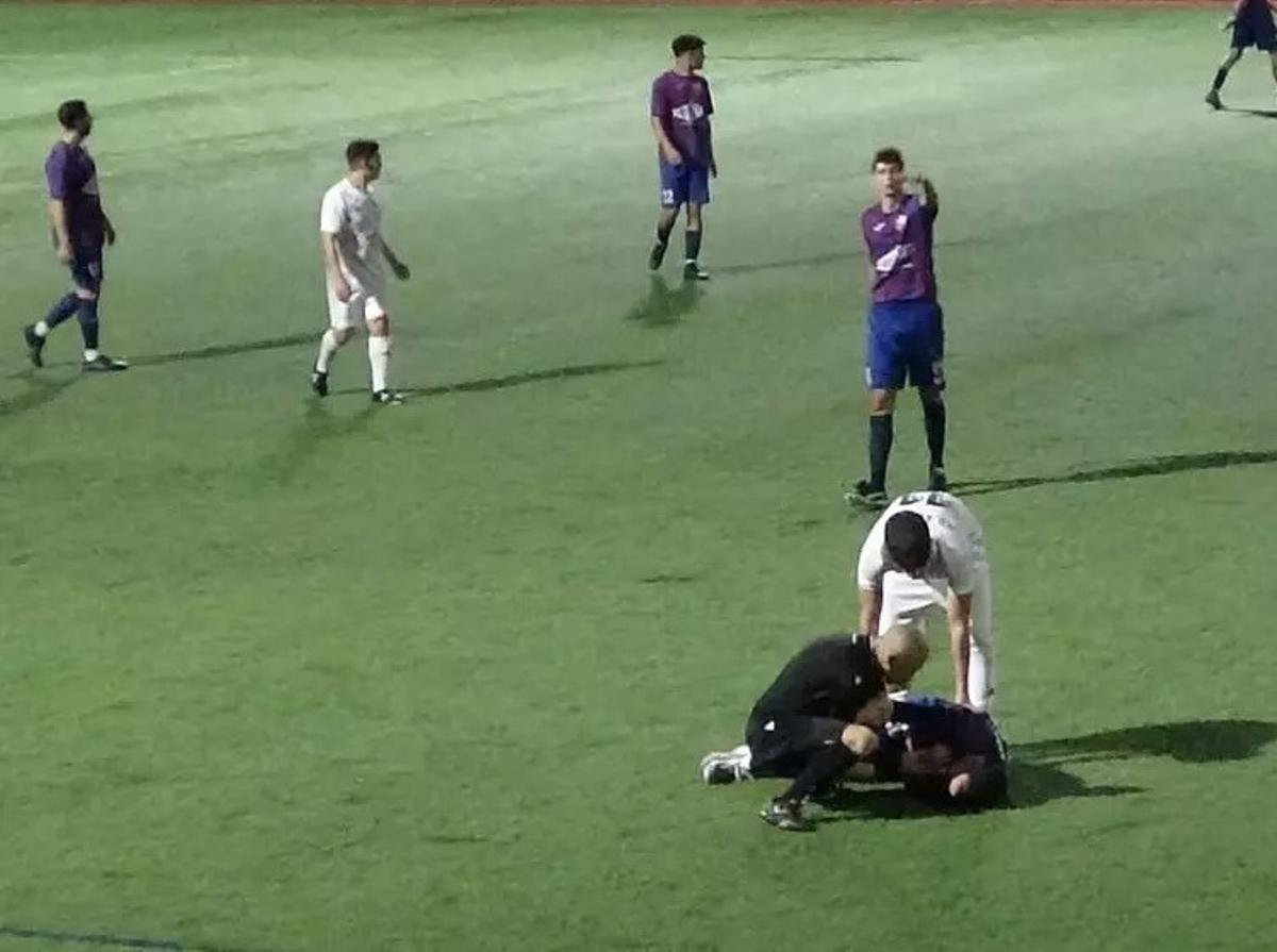 El árbitro, atendiendo a uno de los afectados.