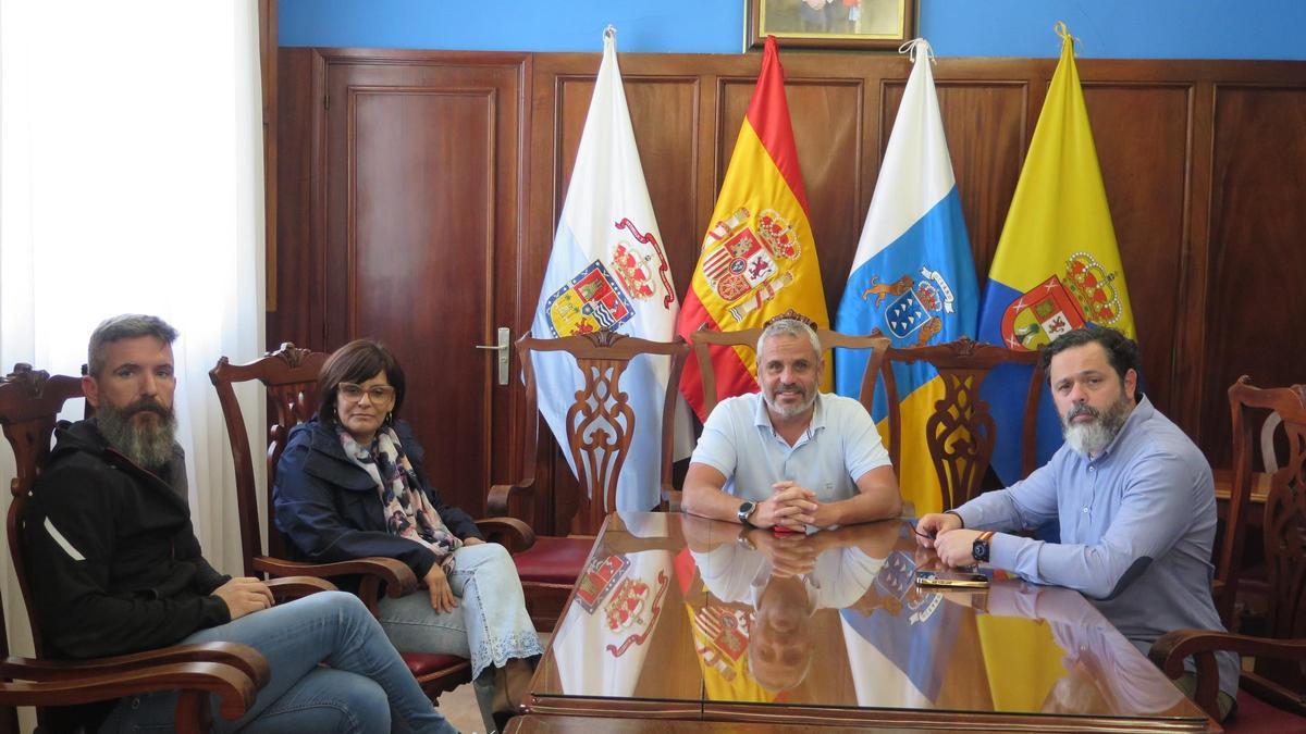 Autoridades en el encuentro informativo.