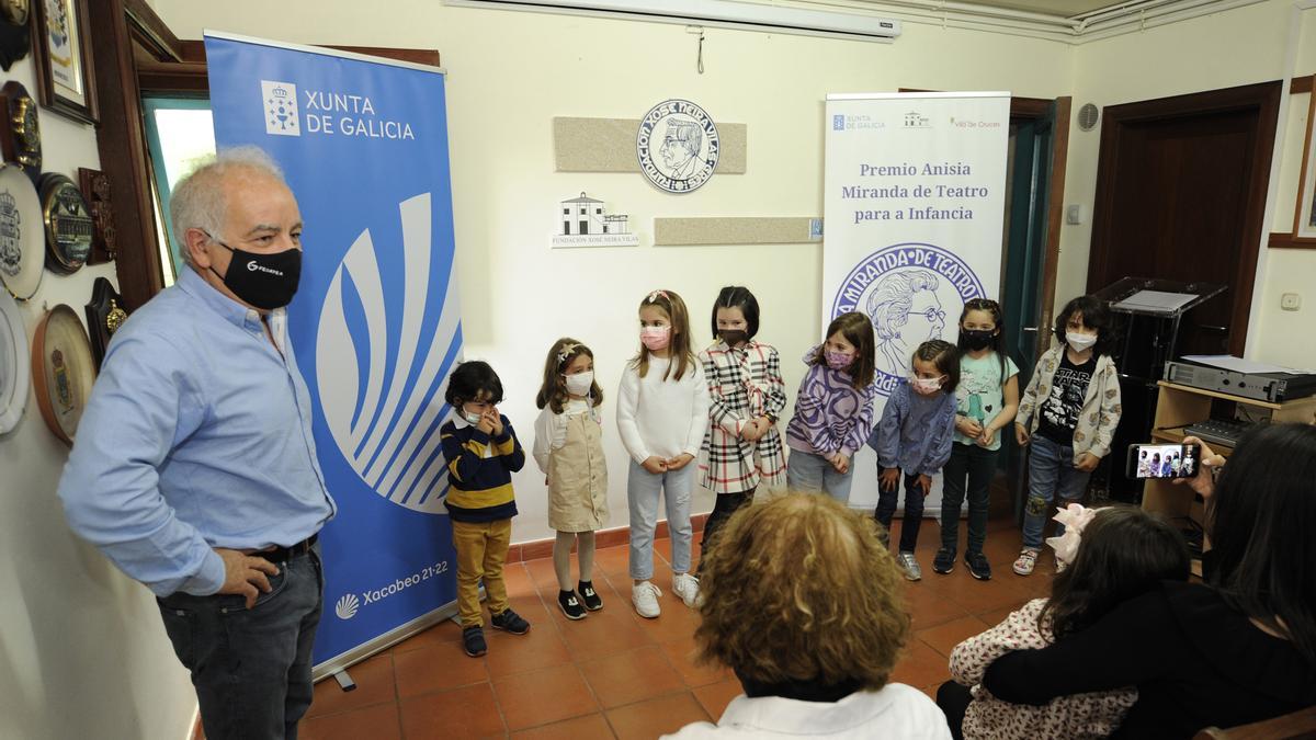 Nenos e nenas da Escola de San Miguel de Sarandón interpretaron dúas cancións de Neira Vilas.