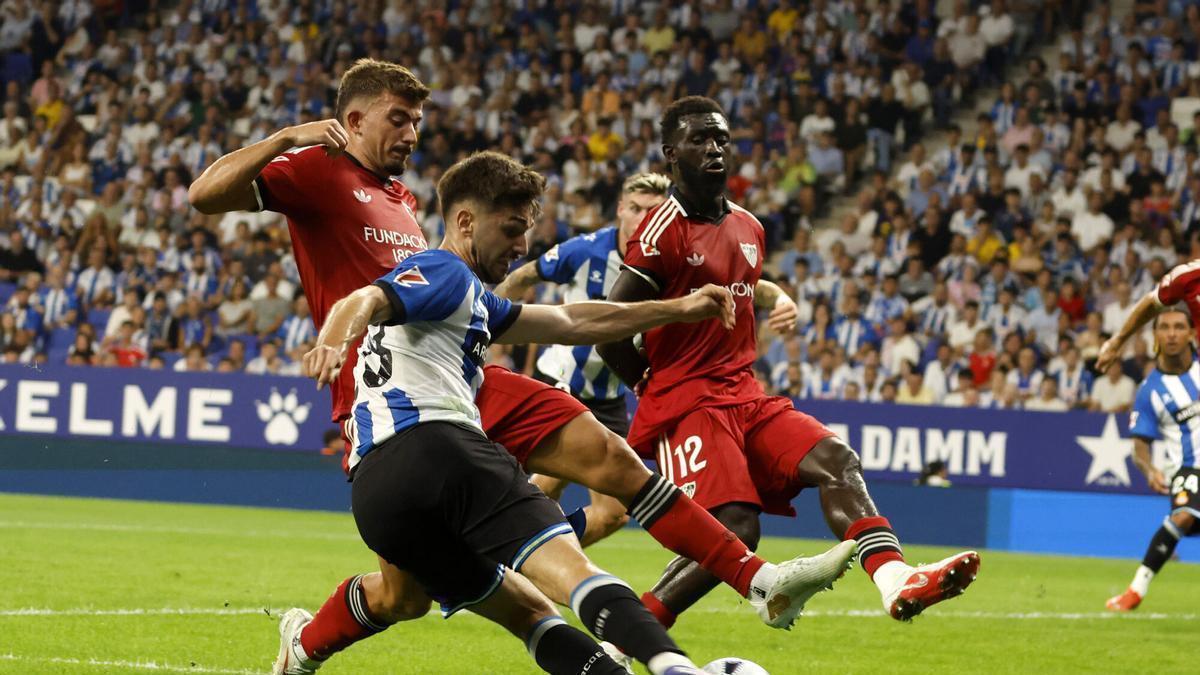 Javi Hernández y Arouna Sangante, durante el partido de la jornada 4 de LaLiga entre Espanyol y Sevilla