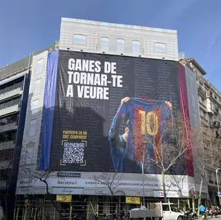 Messi apareix en la precampanya blaugrana amb una lona gegant al centre de Barcelona