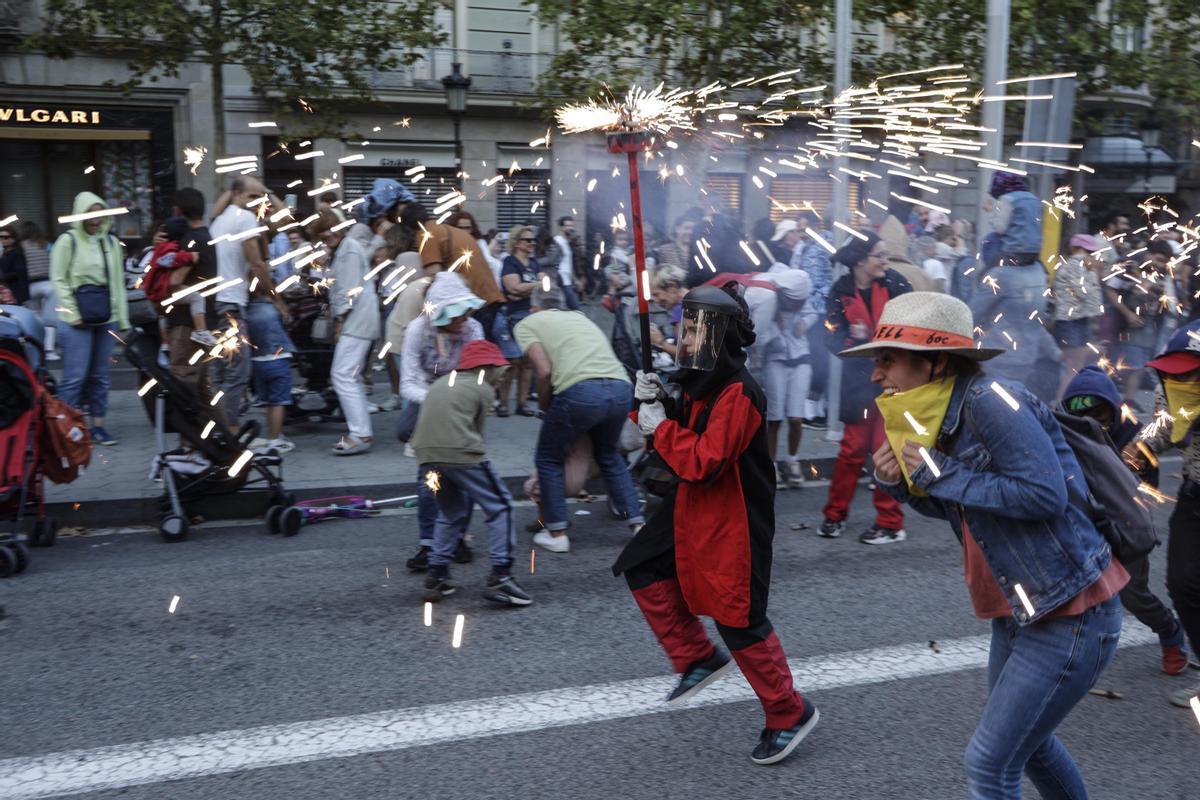 Los diables incendian el Passeig de Gràcia durante el correfoc de la Mercè.