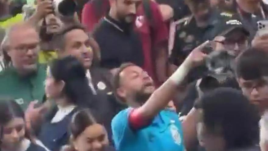 Neymar abandona el campo lanzándo besos a los aficionados del equipo rival