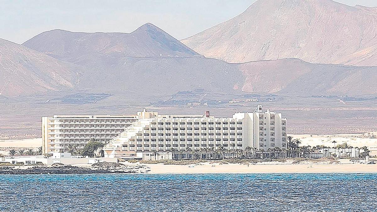 Imagen del Hotel Tres Islas, de la cadena Riu, en la costa de Corralejo.