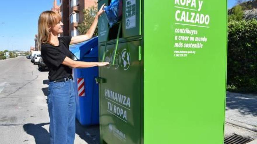 Uno de los contenedores de recogida de ropa de Humana.