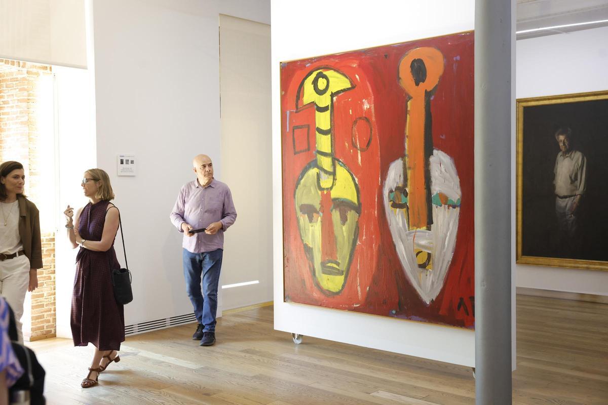 Organizada junto al Ayuntamiento de Madrid a través del Museo de Arte Contemporáneo, reúne 39 obras de 25 artistas procedentes de los fondos gallegos, además de 14 piezas de la colección madrileña.