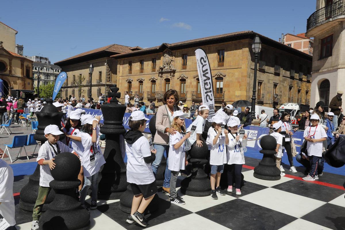 Así fue el torneo de ajedrez con piezas gigantes celebrado en la plaza ...