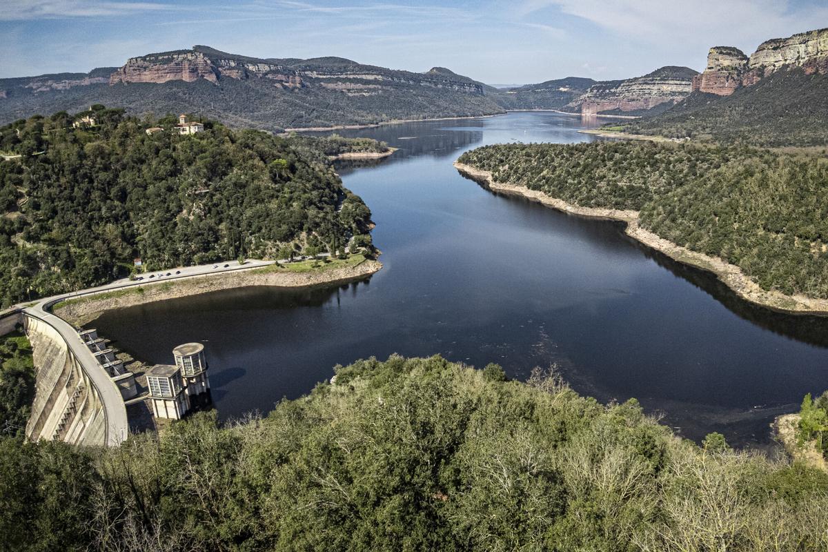 El pantano de Sau, al 72% de su capacidad total, visto desde un lado de la presa.