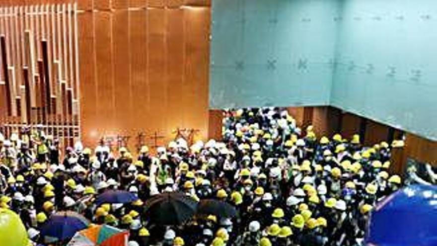 Els manifestants irrompen al Parlament de Hong Kong