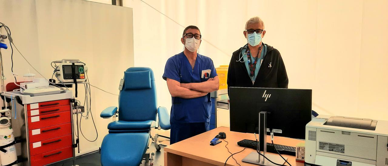 El jefe del Servicio de Urgencias, Pere Llorens, junto a José Manuel Carratalá, médico de Urgencias y de la Unidad de Corta Estancia (UCE), en la consulta