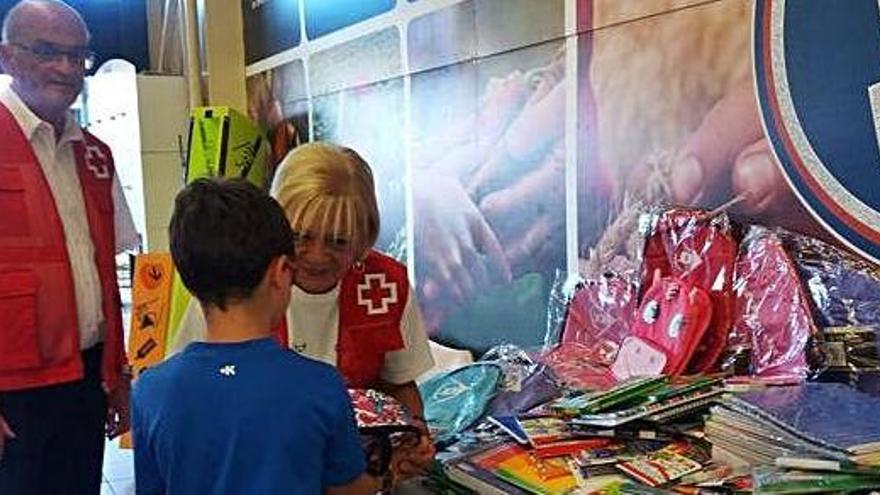 Creu Roja dona material i ajudes escolars a més de 400 infants i adolescents