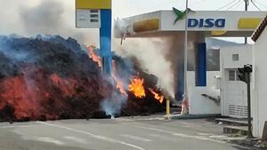 El volcà de La Palma arrasa La Laguna i amenaça de sepultar cinc nuclis més