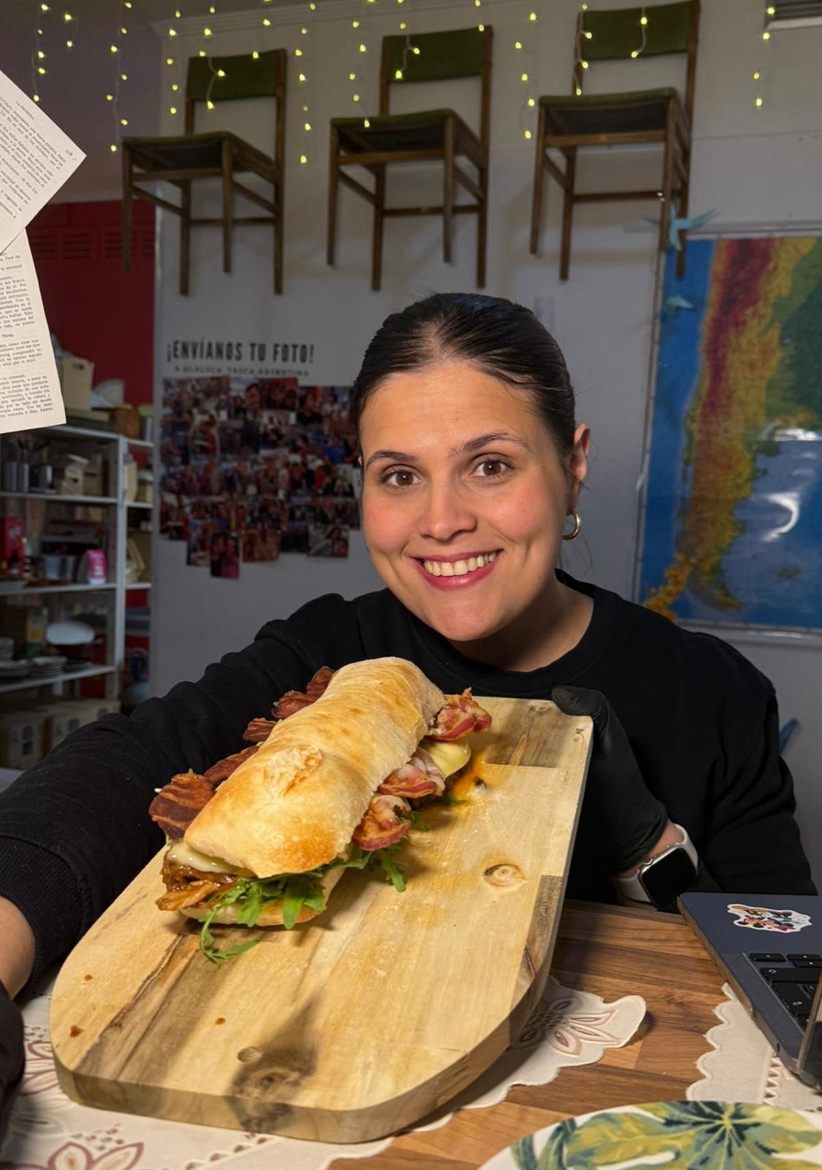 Pía, con el bocata que compite a nivel nacional.