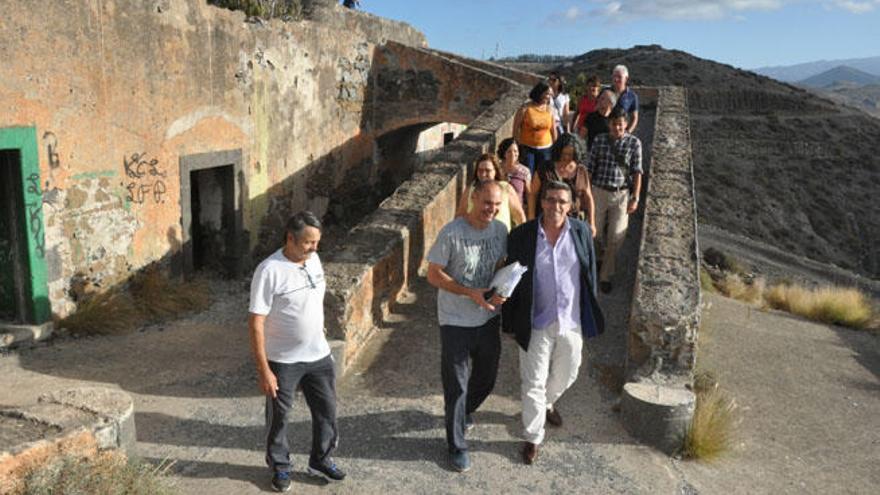 Un momento de la visita de Doreste y Álvarez a la batería de San Juan.