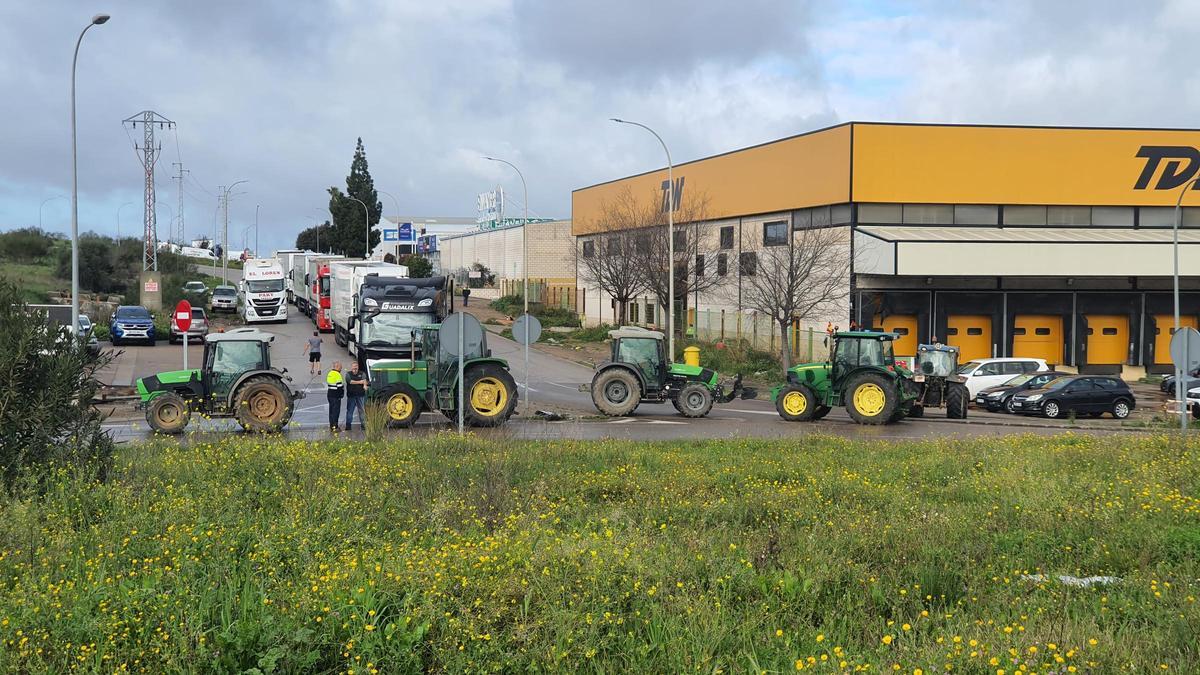 Los tractores se han concentrado esta mañana en una de las rotondas del polígono industrial El Prado.
