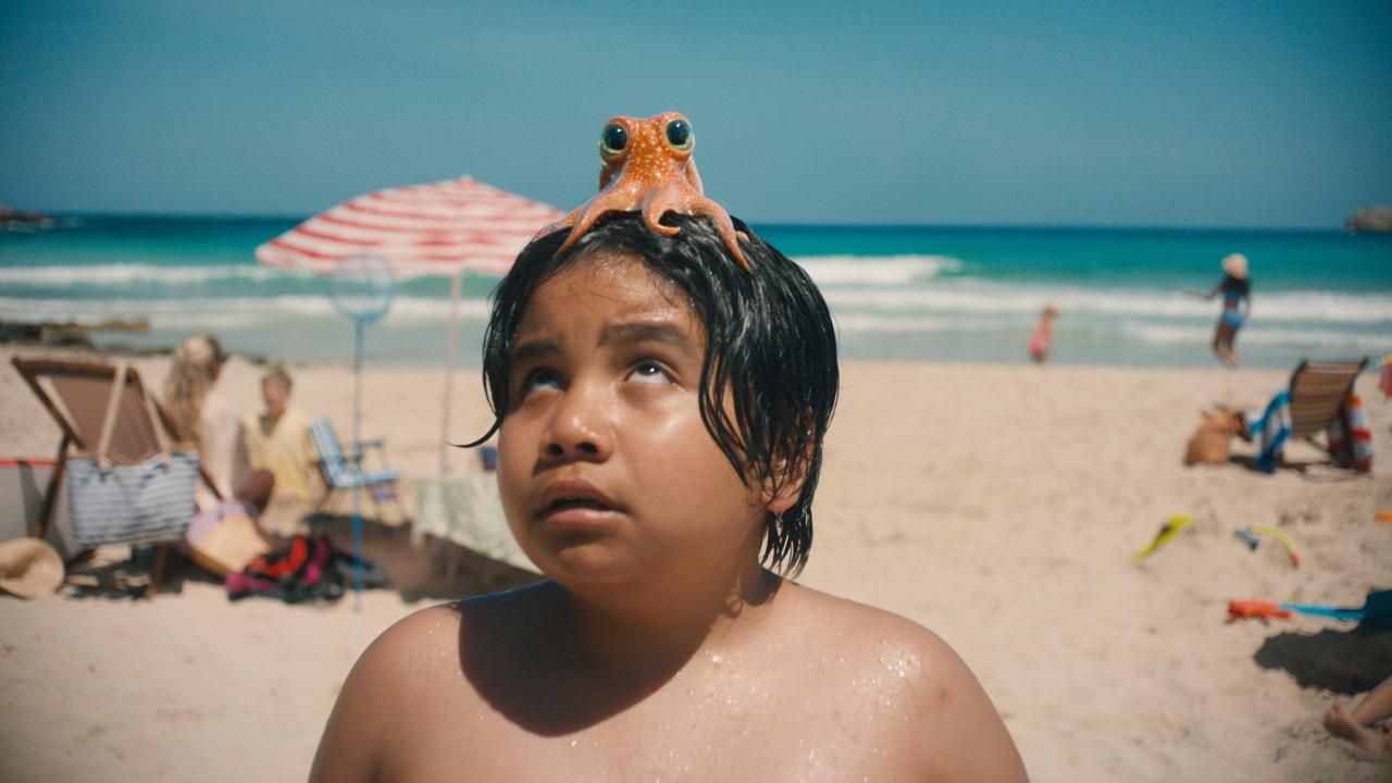 Fotograma del corto, en el que se ve la playa de Cala Agulla de fondo, en del encantador pueblo de Capdepera, Mallorca.