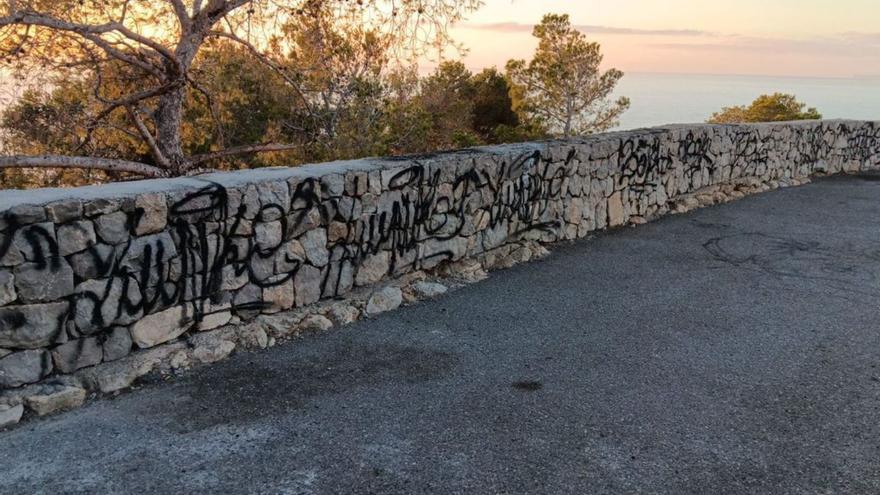 Vandalismo en el mirador de Cala Llonga