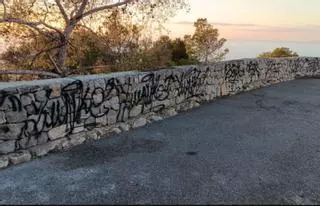 Vandalismo en el mirador de Cala Llonga