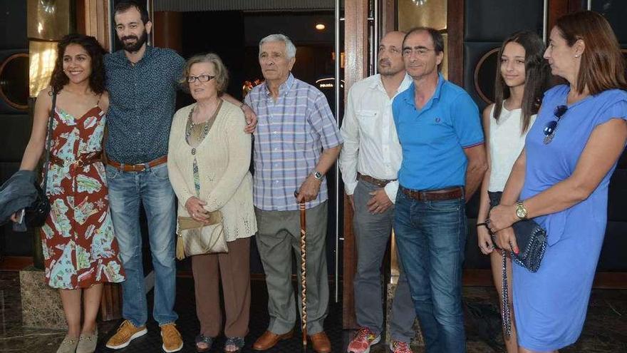 Sergio Fariña (segundo por la izquierda) con su esposa y su familia pontevedresa, ayer en la ciudad. // R. V.