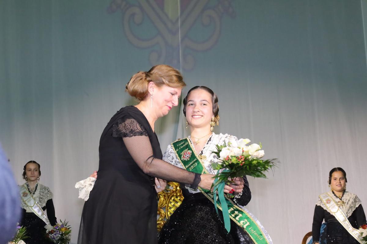 La alcaldesa entrega el ramo a la reina infantil