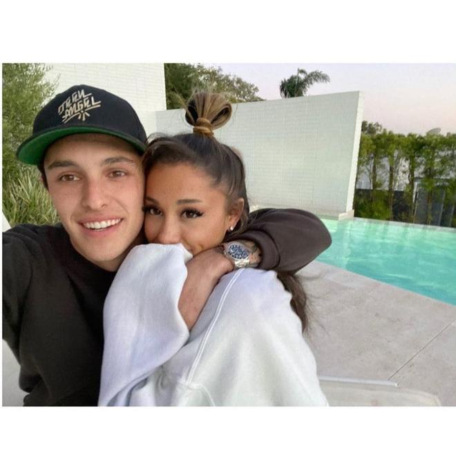 Ariana Grande presenta oficialmente a su novio Dalton Gomez