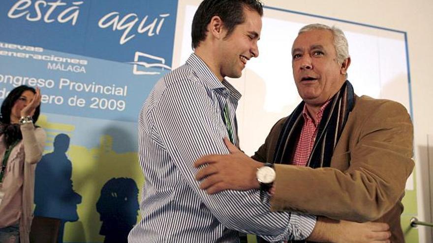 MA102. MALAGA, 18/01/09.- El presidente del PP-A, Javier Arenas (d), felicita a Javier Verde, nuevo presidente de NNGG de Málaga, elegido hoy en el XII Congreso Provincial de Nuevas Generaciones celebrado en Málaga.