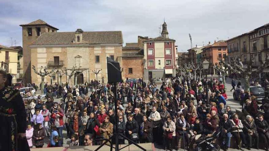 Asistentes en la Plaza Mayor de Toro a la &quot;Fiesta de la Misericordia&quot; organizada ayer.