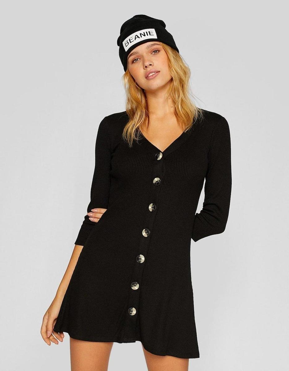 Vestido corto con botones de Stradivarius (Precio: 9,99 euros)