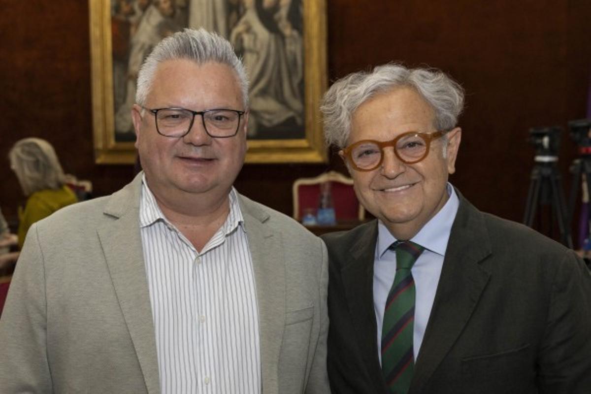 Esteban Morales, en su última sesión plenaria, posa con Salvador Fuentes.